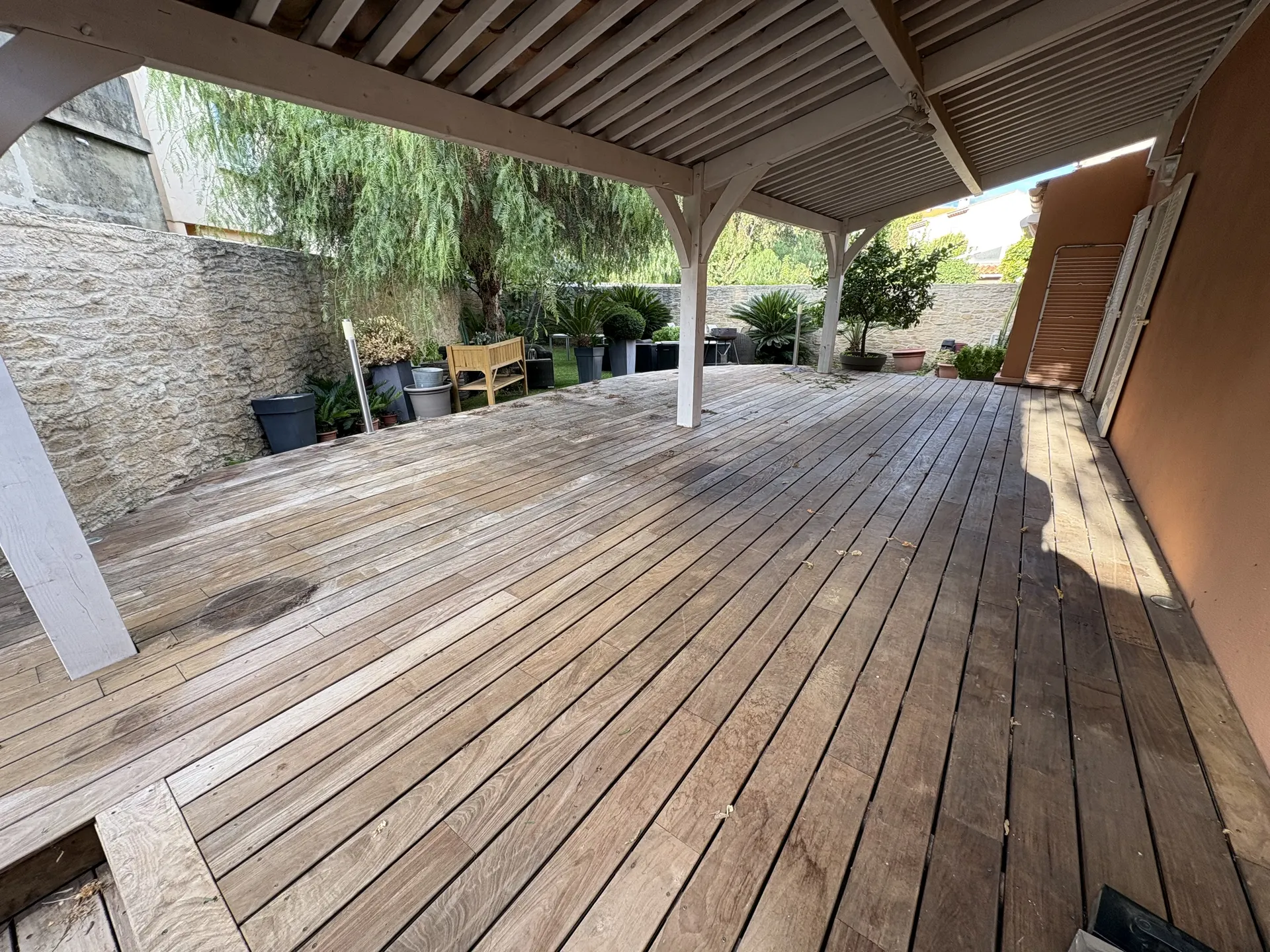 Terrasse en bois sous pergola, avant rénovation
