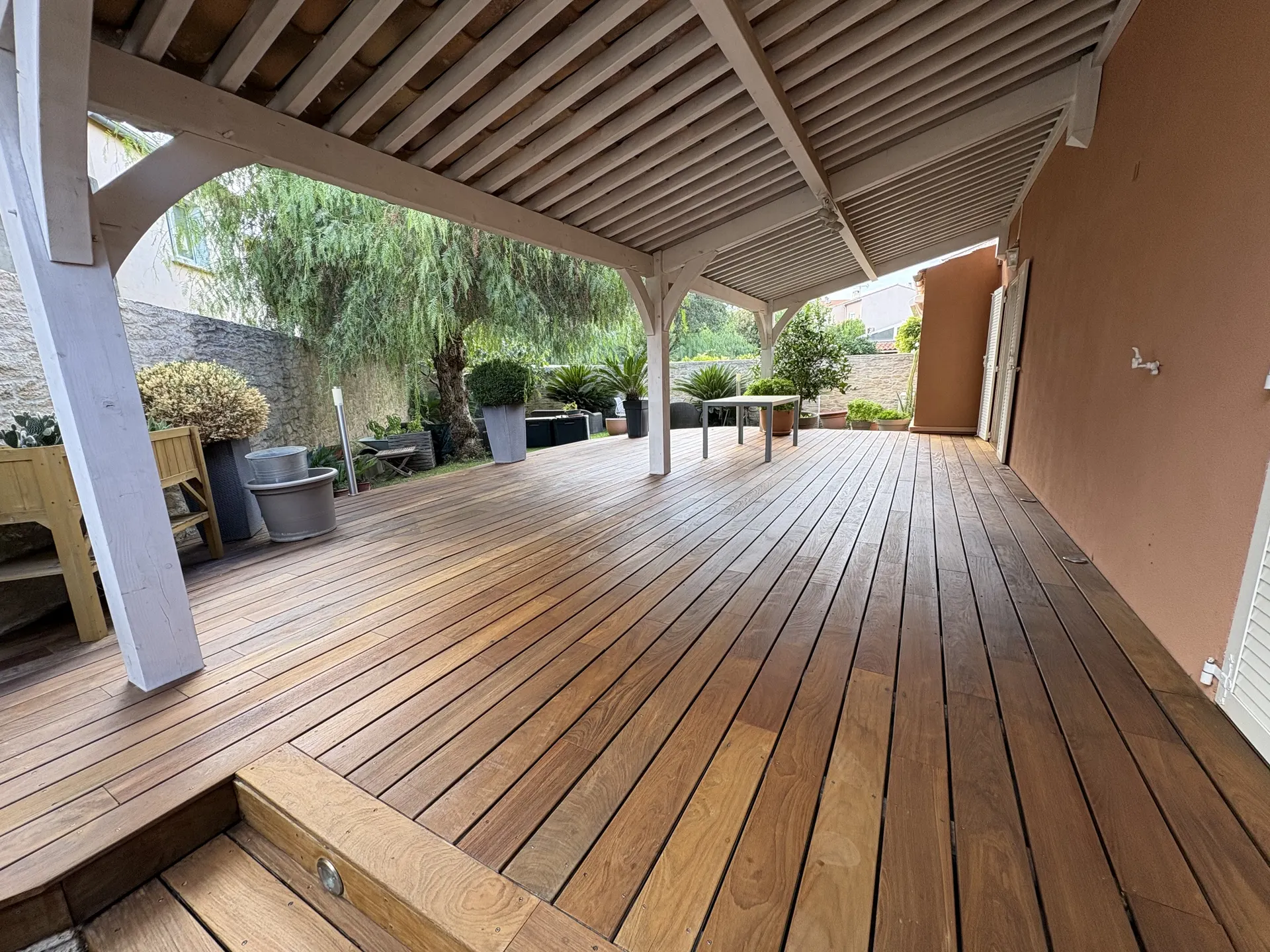 Terrasse en bois sous pergola, après rénovation