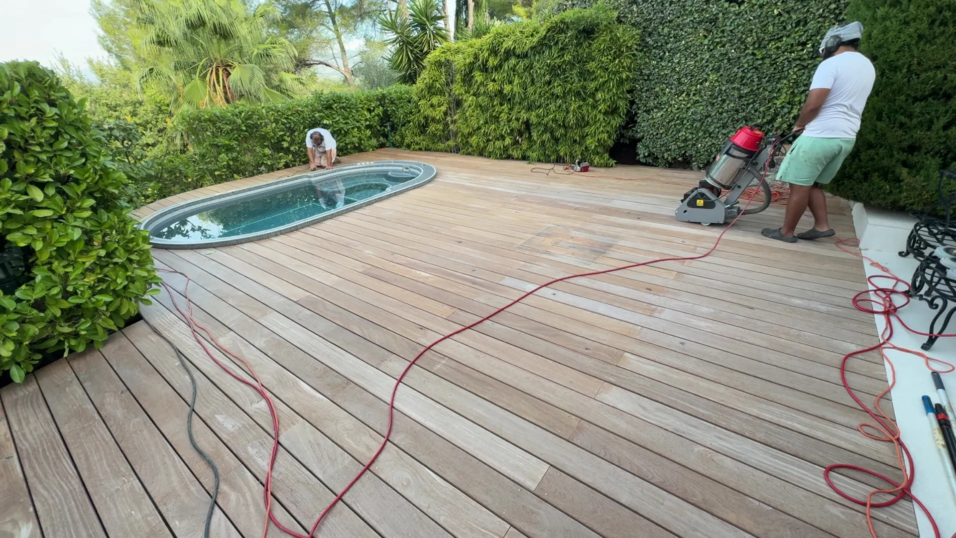 Brossage à sec d'une terrasse en bois en cours, sans eau ni haute pression