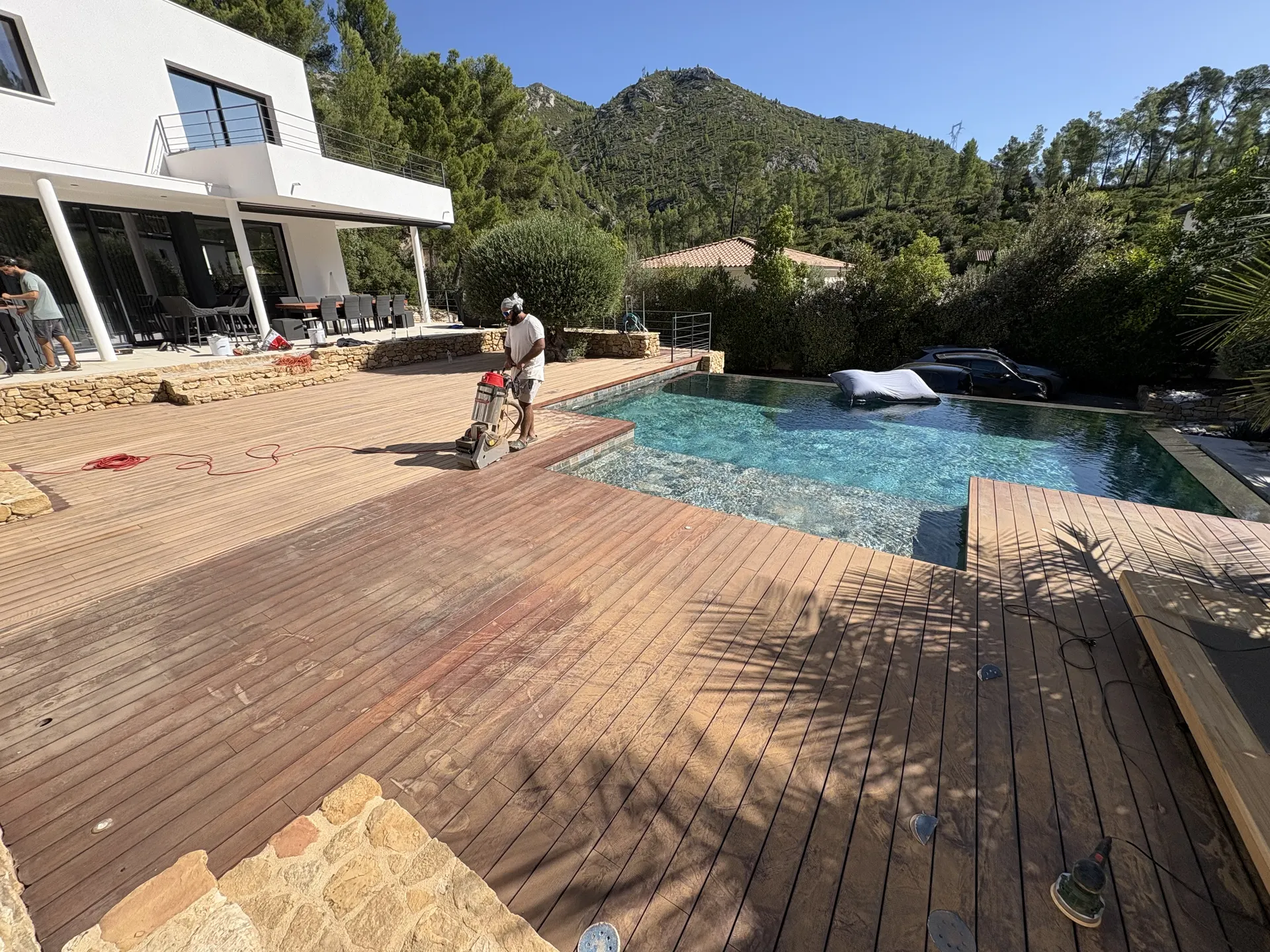 Plage de piscine à débordement face aux collines, avant rénovation