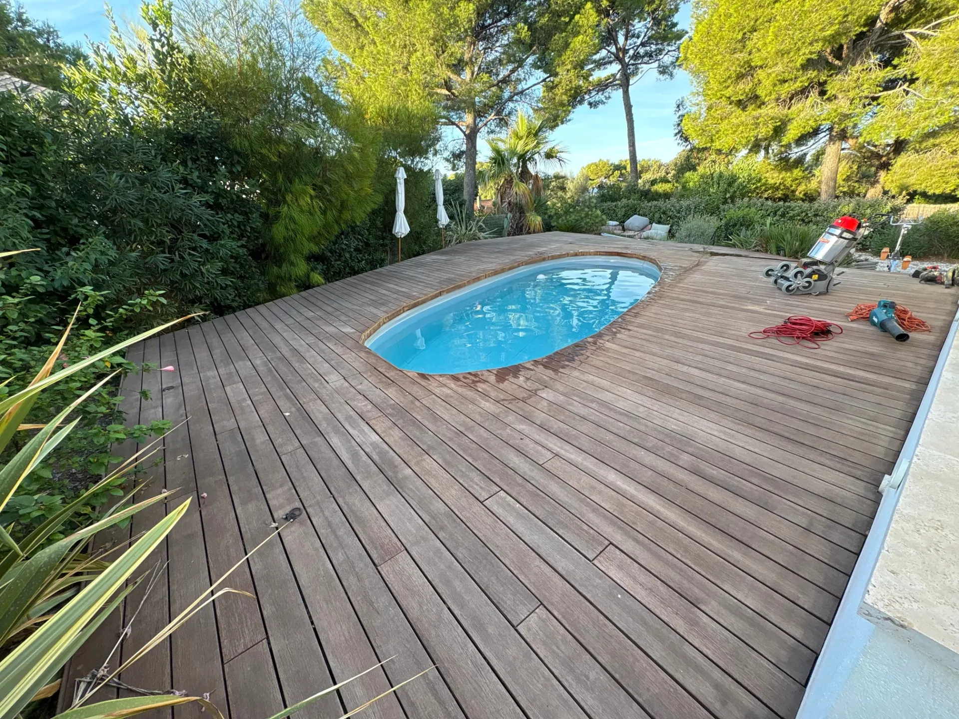 Plage de piscine haricot en bois, avant rénovation