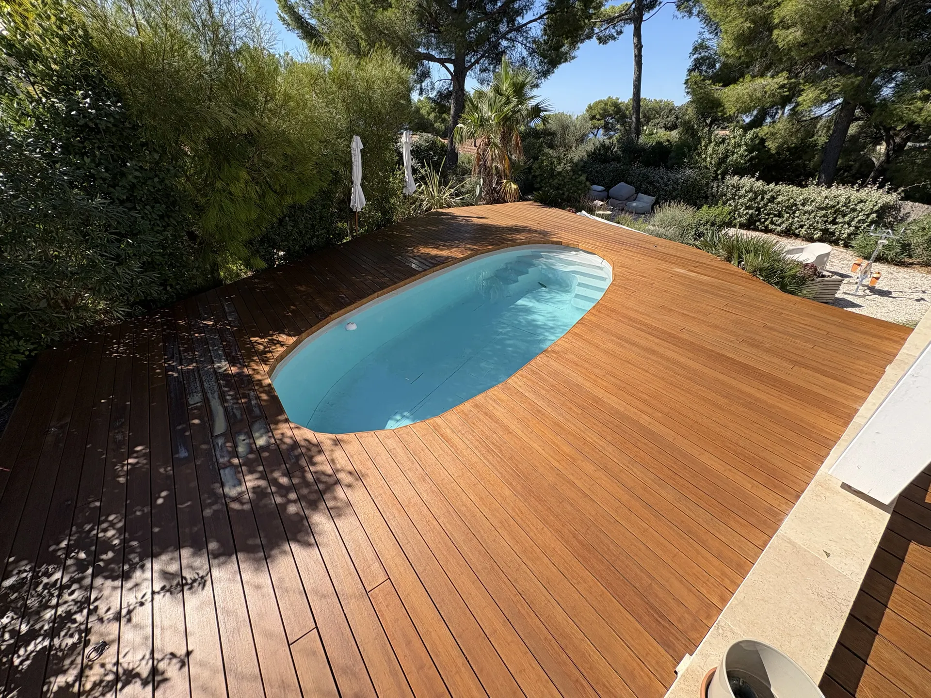 Plage de piscine haricot en bois, après rénovation